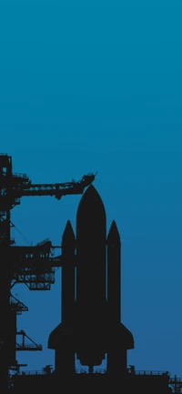 Silhouette eines Space Shuttles vor blauem Himmel auf der Startrampe