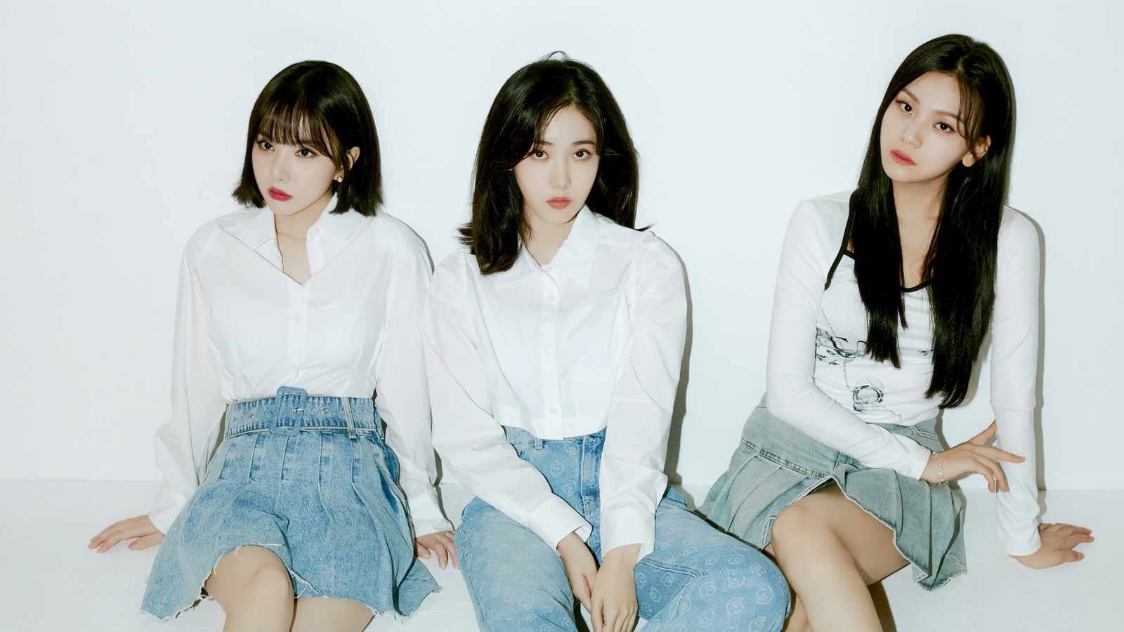 Trois femmes assises sur une surface blanche avec les jambes croisées (viviz, 비비지, kpop, k pop, groupe de filles coréen)