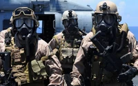 Soldados del Cuerpo de Marines de los Estados Unidos con equipo táctico y máscaras de gas