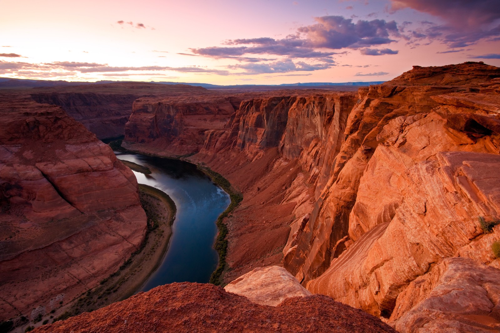 Uma vista de um rio passando por um cânion no deserto (horseshoe bend, rio colorado, página, grand canyon, utah)