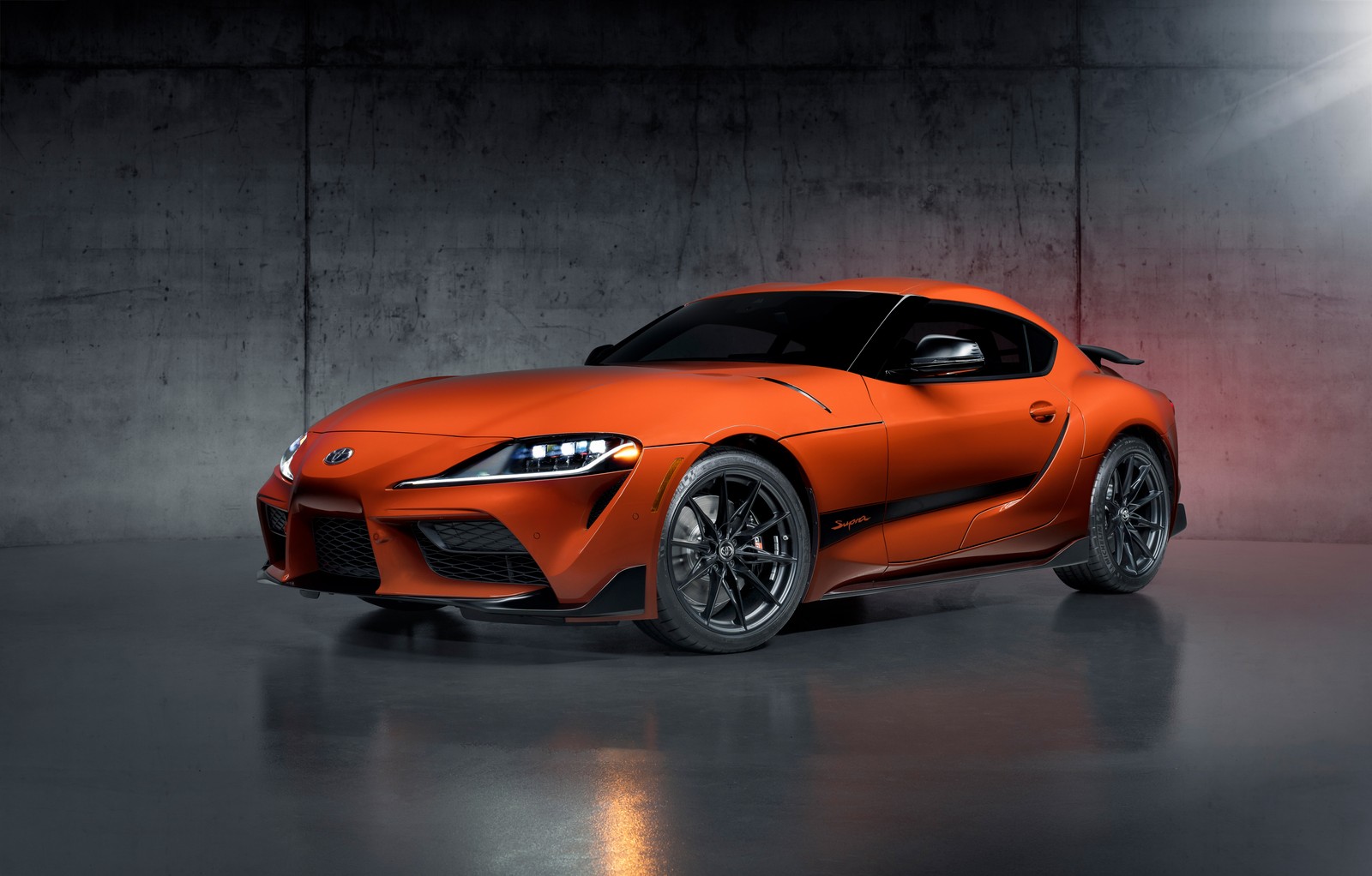 Un primer plano de un toyota supra en una habitación oscura (toyota gr supra, edición de aniversario, 2024, 5k, 8k)