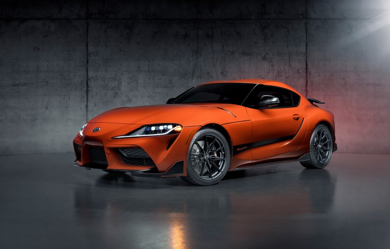 Близкий план toyota supra в темной комнате (тойота гр супра, юбилейное издание, 2024, 5k, 8k)