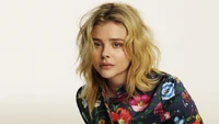 Chloë Grace Moretz: Un Retrato Floral de Elegancia y Encanto