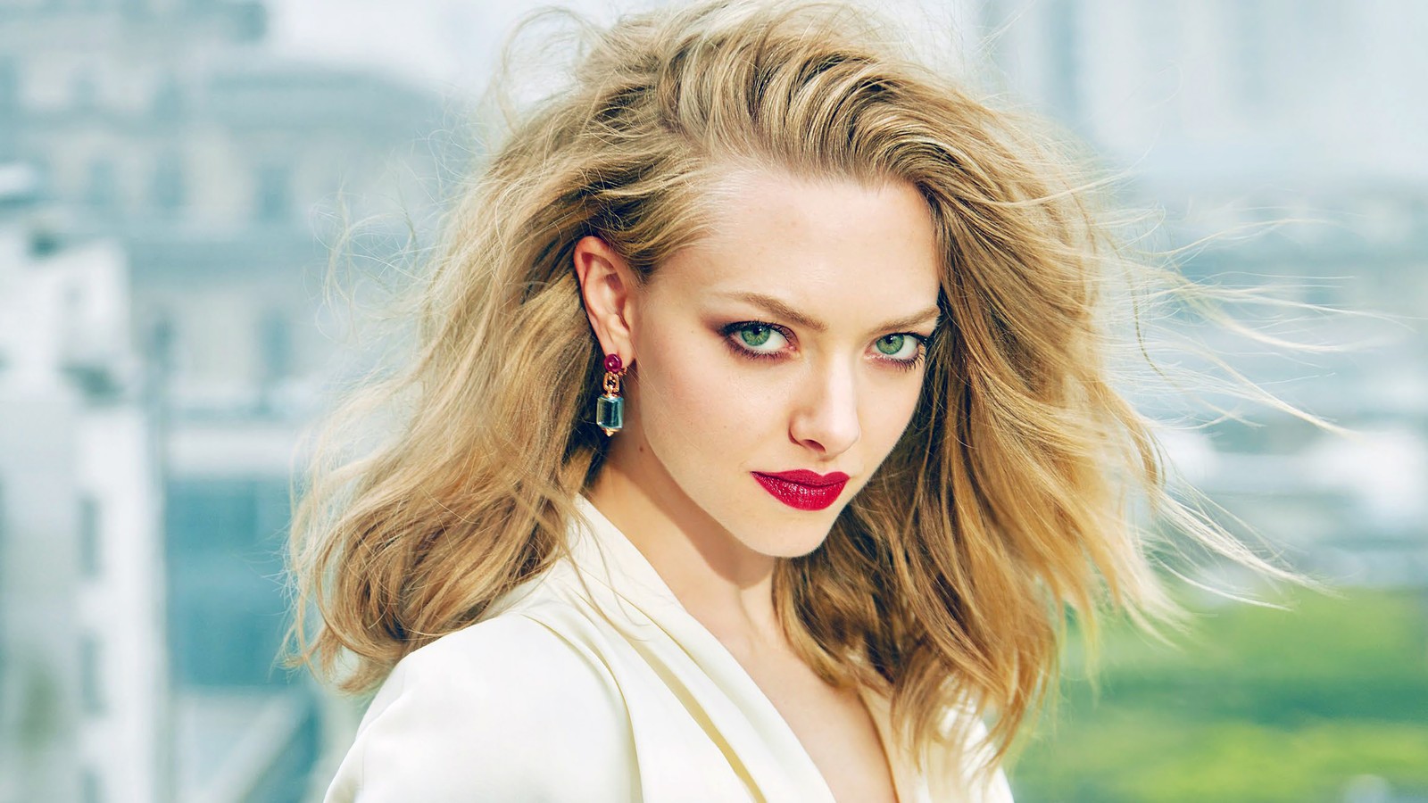 Nahaufnahme einer frau mit rotem lippenstift und weißer jacke. (amanda seyfried, schauspielerin, prominente, mädchen, blond)