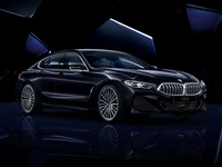 2021 BMW 8er Serie Gran Coupé Sammleredition in atemberaubendem Schwarz auf dunklem Hintergrund