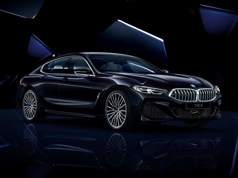 Крупный план автомобиля bmw в темной комнате (bmw 8 серии гран купе, bmw 8 series gran coupé, коллекционное издание, тёмный фон, 2021)