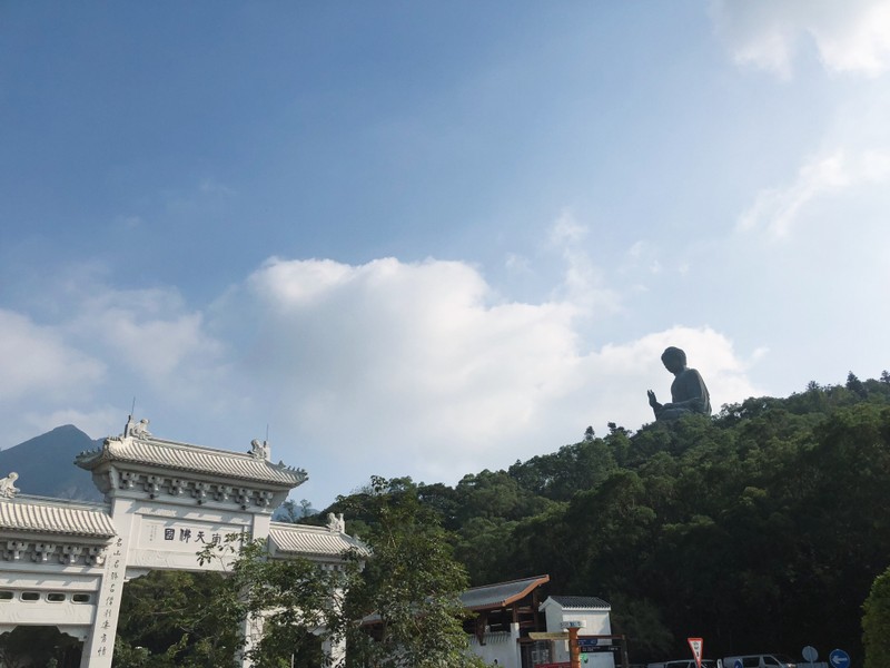 Статуя человека стоит на холме (будда тяньтань, tian tan buddha, дорога, горные образования, природа)