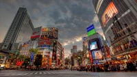 Lebhaftes Nachtleben der Shibuya-Kreuzung in Tokio: Eine Stadtlandschaft aus Wolkenkratzern und Fußgängerenergie