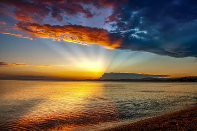 Gelassener Sonnenuntergang über dem ruhigen Ozeanhorizont