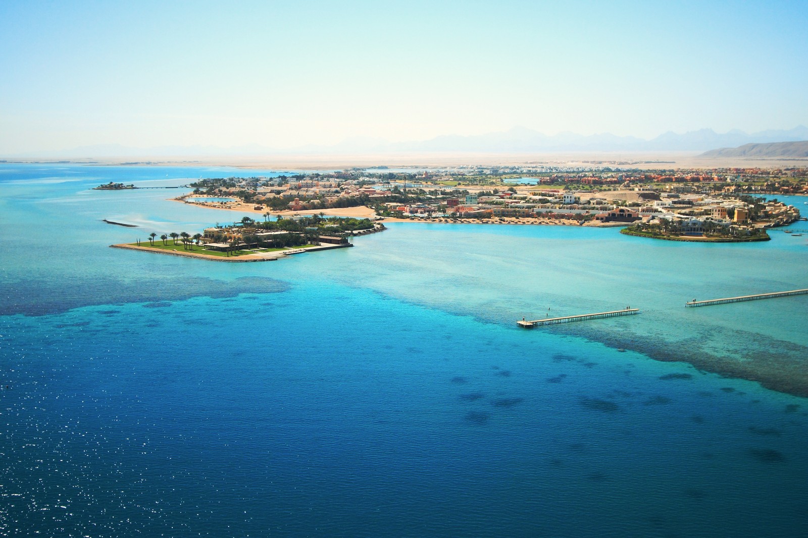 Вид на водоем с лодкой в нем (луксор, luxor, пляж, море, водные ресурсы)