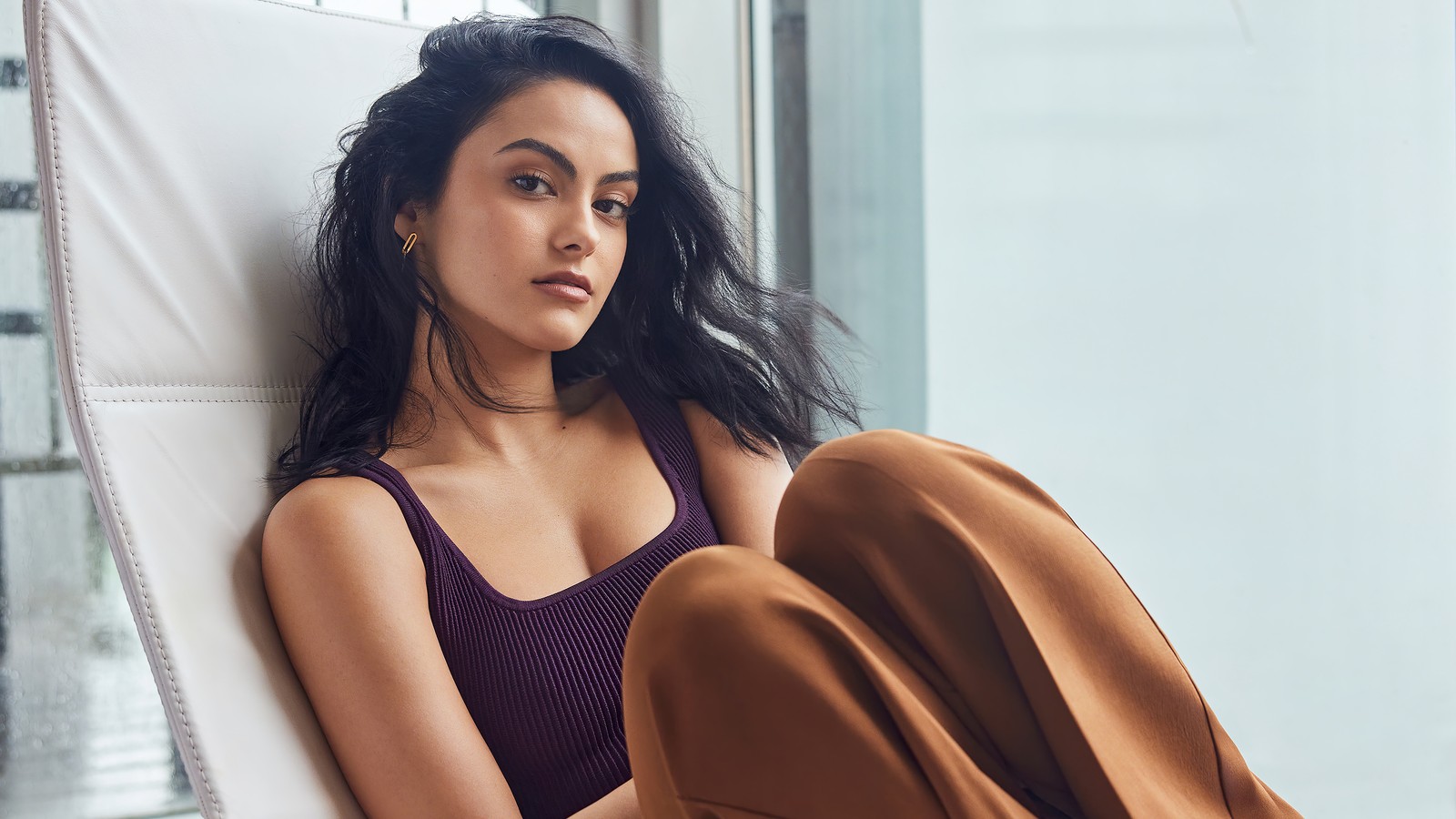 Femme assise sur une chaise dans une pièce avec une fenêtre (camila mendes, américain, actrice, célébrité, femmes)