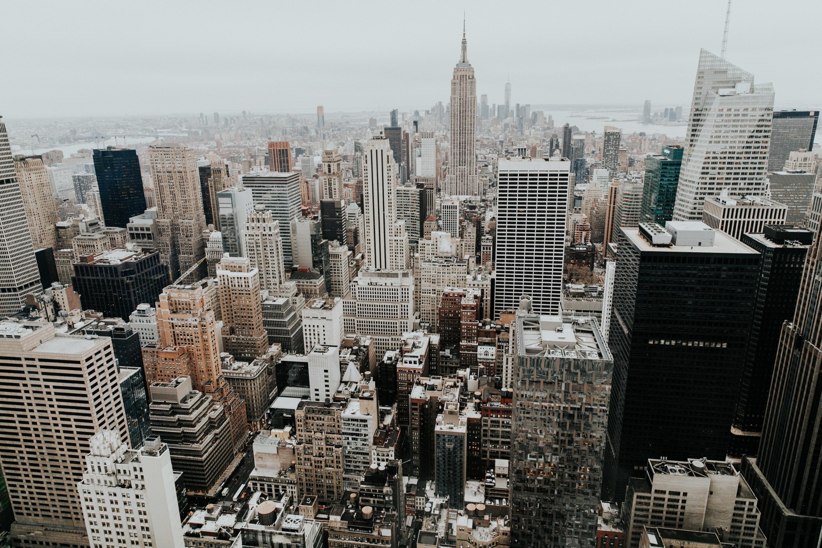 Вид города с вершины здания (нью йорк, new york city, манхэттен, метрополия, городская территория)