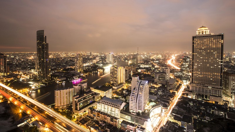 Вид на город ночью с шоссе и мостом (бангкок, bangkok, городской пейзаж, город, городская территория)