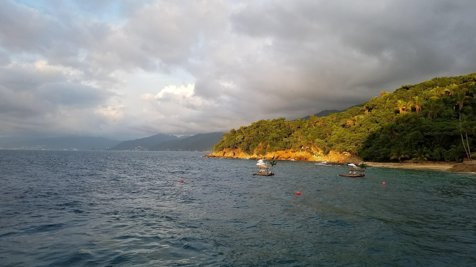 Há muitos barcos na água (mar, água, costa, embarcação, terras altas)