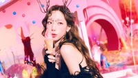 Taeyeon von Girls' Generation posiert verspielt mit einem Eisbecher in einer lebhaften, bunten Umgebung und verkörpert eine verspielte und festliche Atmosphäre.