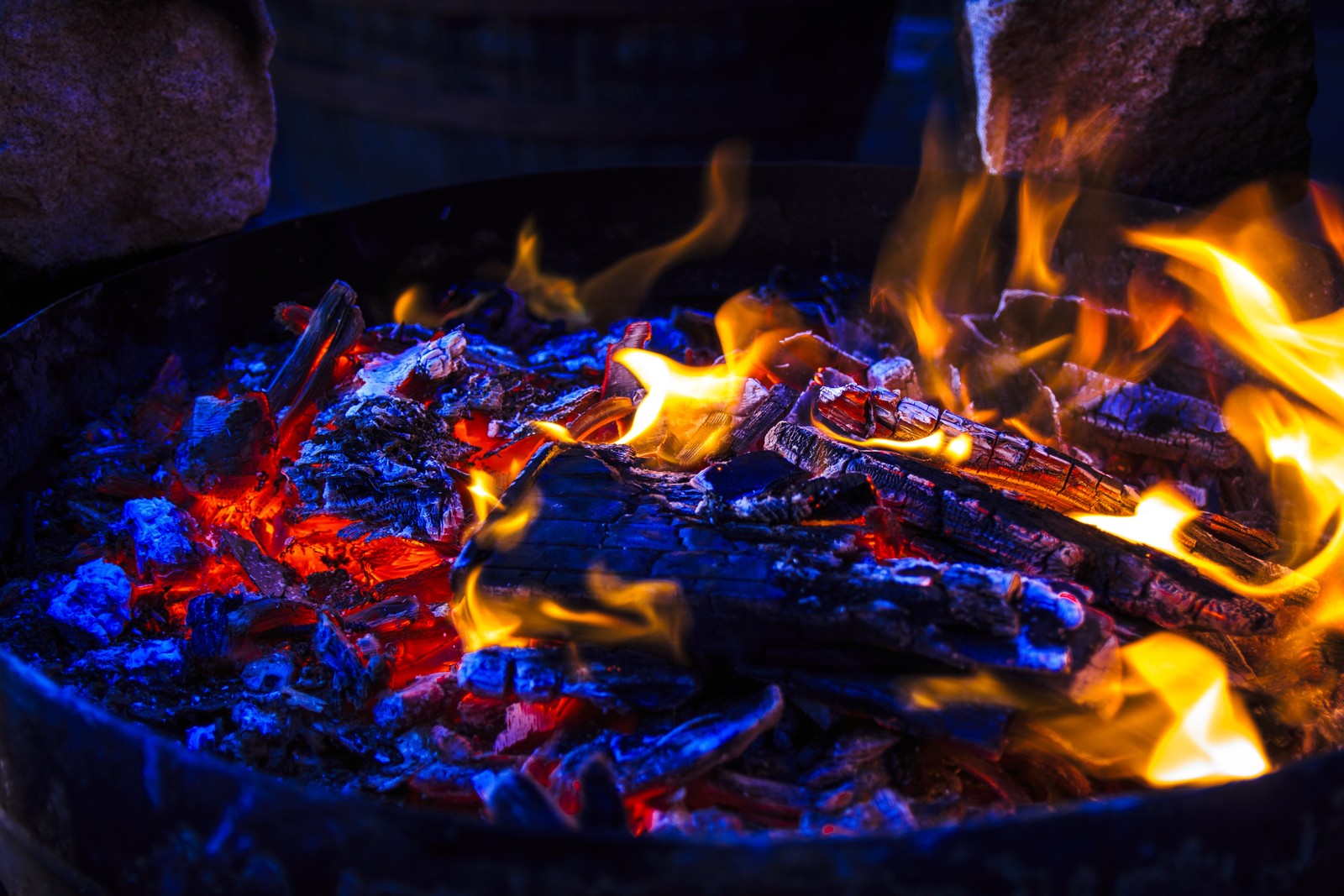 Baixar papel de parede fogo, chama, calor, cinza, carvão