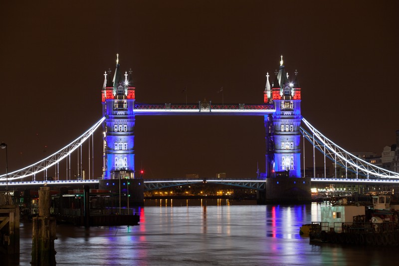 Аэрофотоснимок моста с огнями ночью над рекой (tower bridge, лондонская башня, башня, ночь, мост)