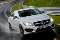 Mercedes-Benz CLA Classe en mouvement dynamique sur une piste mouillée, mettant en avant performance et luxe.