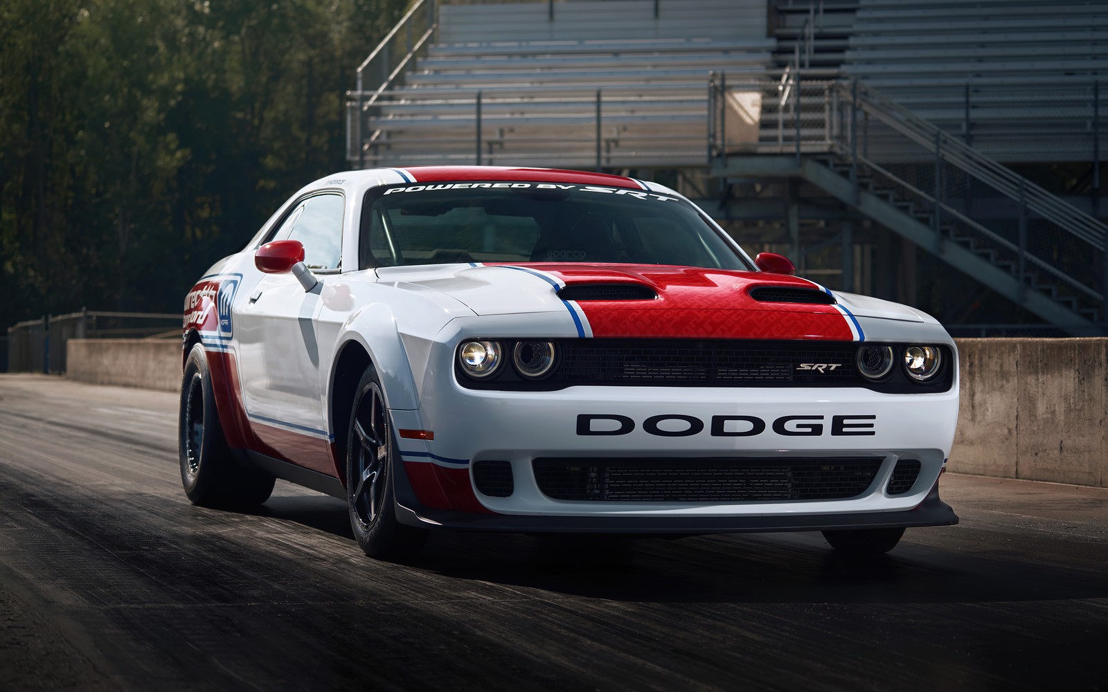 Eine nahaufnahme eines weißen dodge, der eine strecke hinunterfährt (dodge challenger srt, 2021, autos, 4k hintergrund)