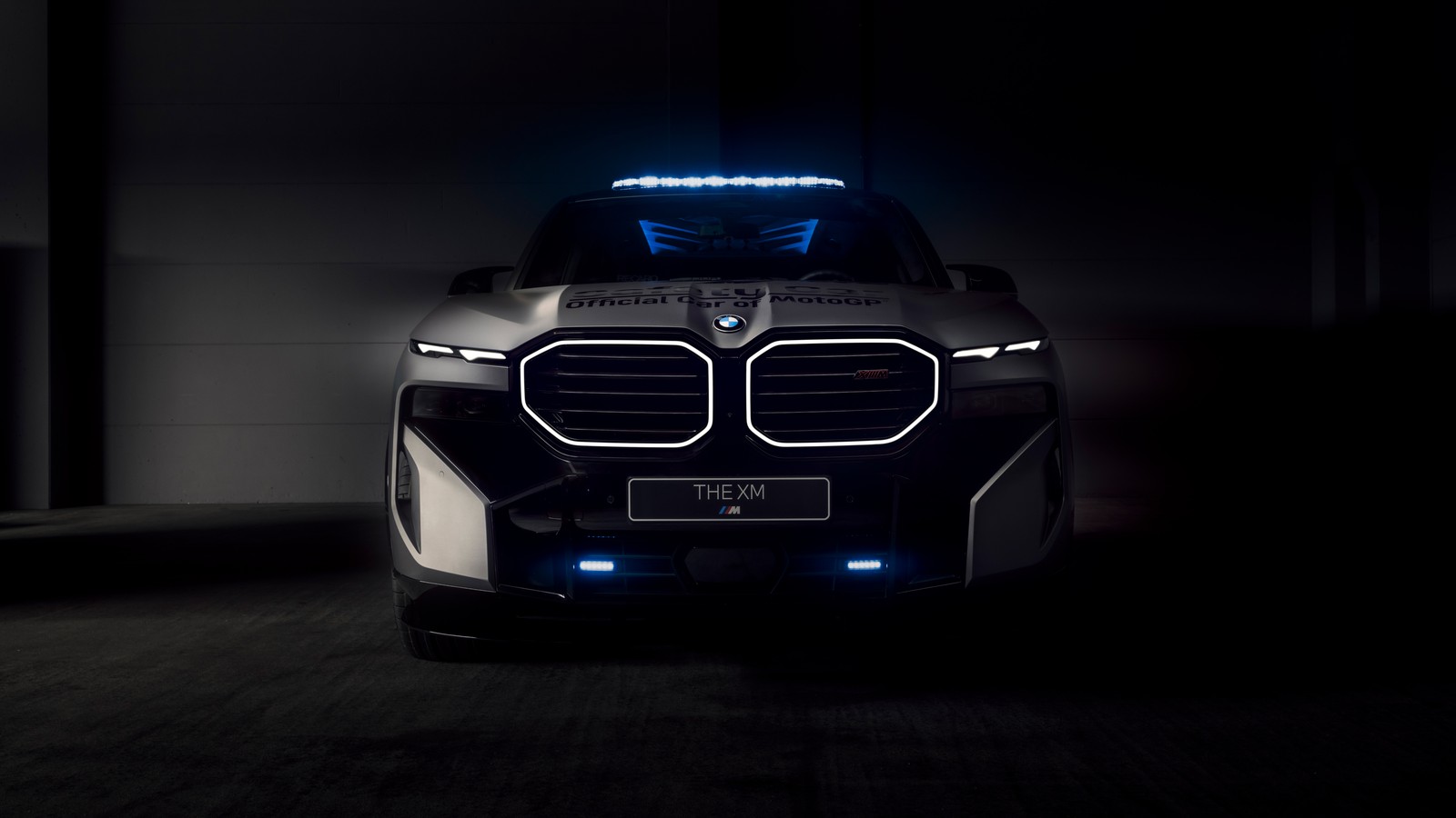 Bmw's new electric police car is shown in the dark (bmw xm, motogp safety car, 2024, 5k, 8k)