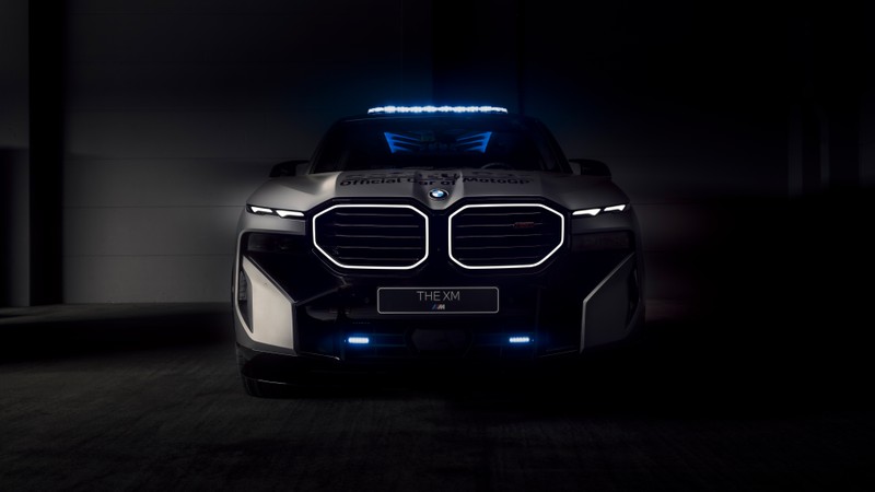 Новая электрическая полицейская машина bmw показана в темноте (bmw xm, мото гп служебный автомобиль, 2024, 5k, 8k)