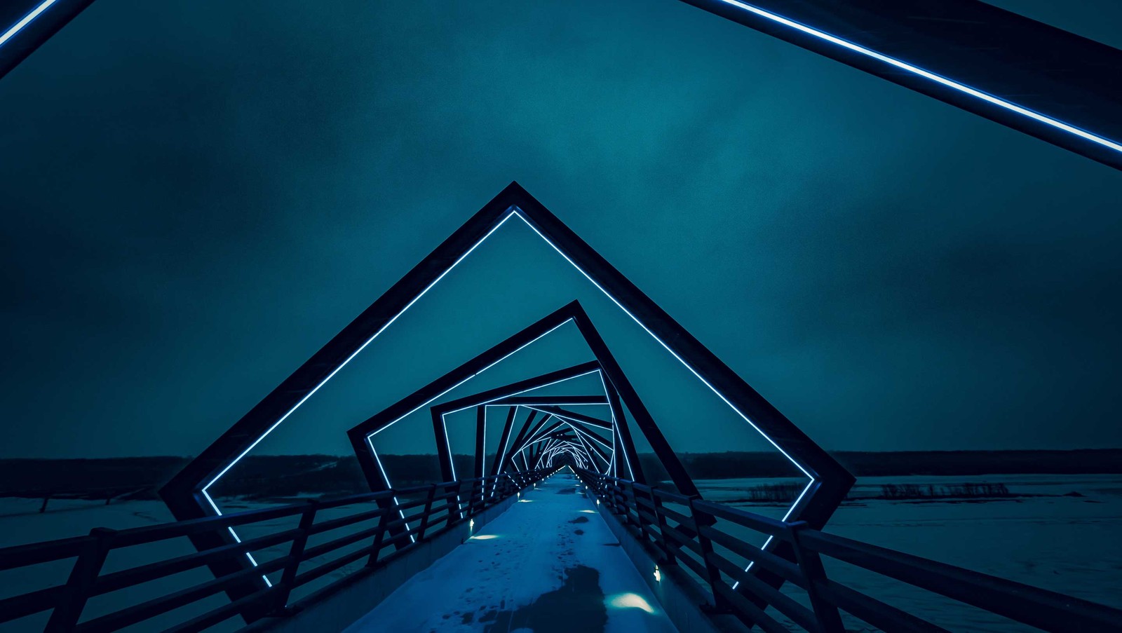 Vue aérienne d'un pont avec une personne marchant dessus (eau, azur, triangle, rectangle, pyramide)