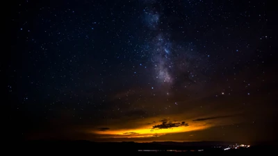 Sérénité Céleste : Un ciel nocturne illuminé par des étoiles et des merveilles cosmiques