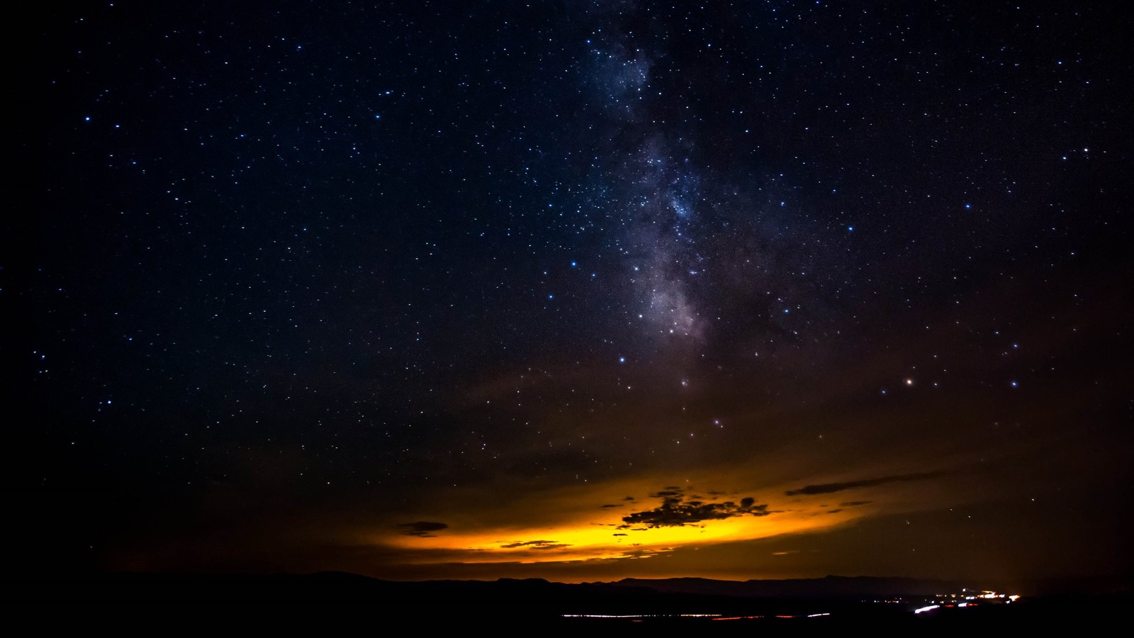 Uma vista da via láctea e das estrelas sobre uma cidade (horizonte, noite, atmosfera, estrela, objeto astronômico)