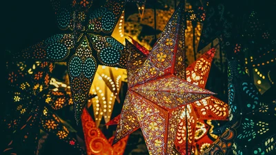 Las coloridas decoraciones de estrellas iluminadas crean una atmósfera vibrante y festiva.