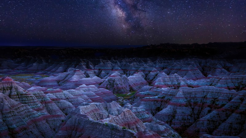 Uma vista da via láctea sobre as badlands no parque nacional badlands (montanha, paisagem, danxia, formação do terreno, noite)