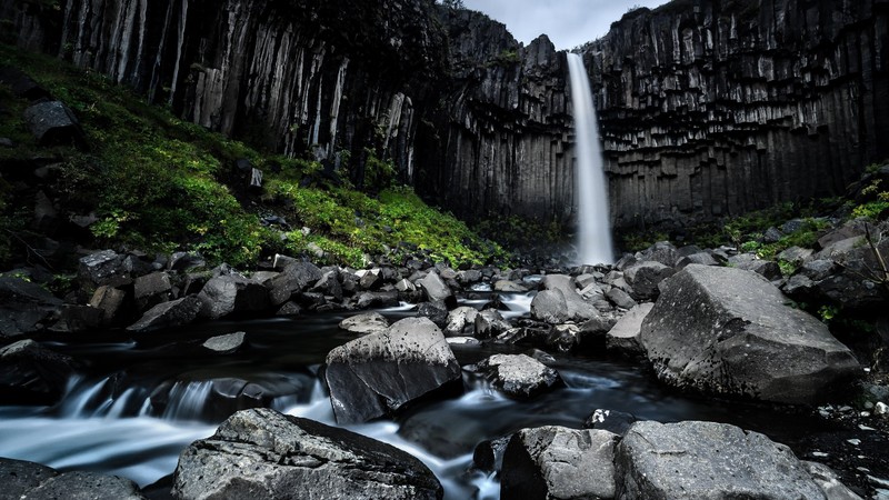 Близкий план водопада в rocky area с камнями (водопад, водоем, водные ресурсы, природа, вода)