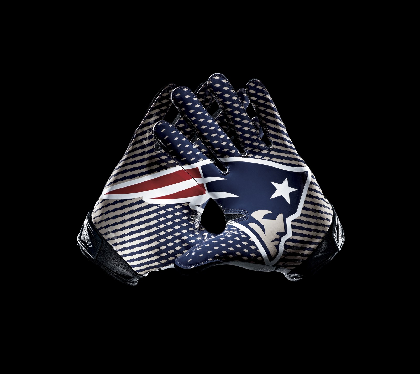 Un primer plano de un guante de fútbol con una bandera en él (new england patriots, nfl, patriots)