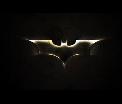 Logo estilizado de Batman en fondo oscuro