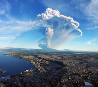 Ausbruch des Vulkans Calbuco mit aufsteigenden Wolken über einer Küstenstadt, 2015.