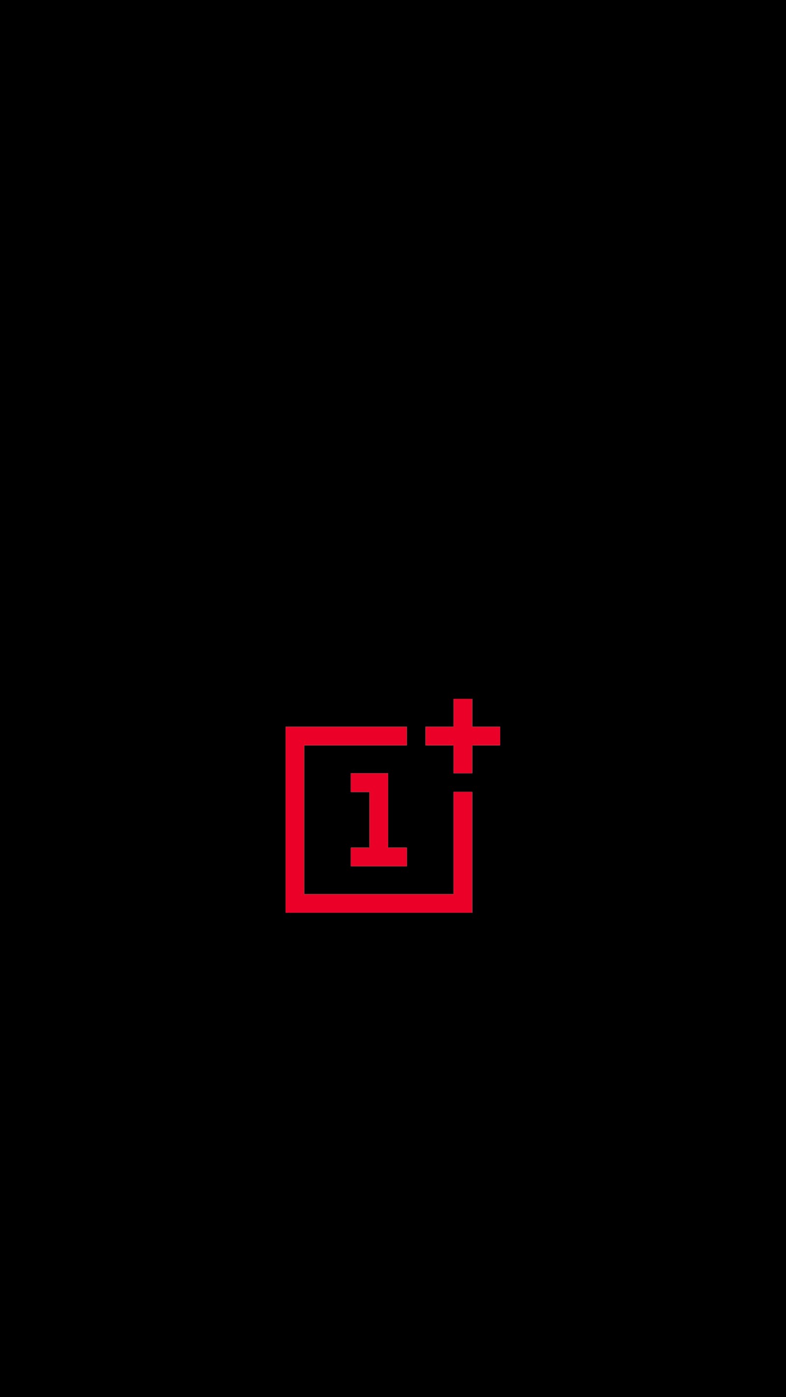 Un primer plano de un logo rojo y negro sobre un fondo negro (3t, hd, oneplus)