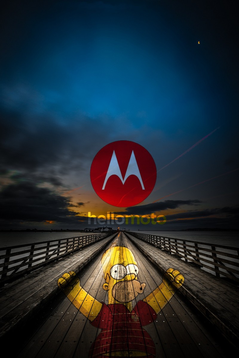 Изображение человека на пирсе с красным логотипом motorola (гомер, мото, moto, природа, вечер)