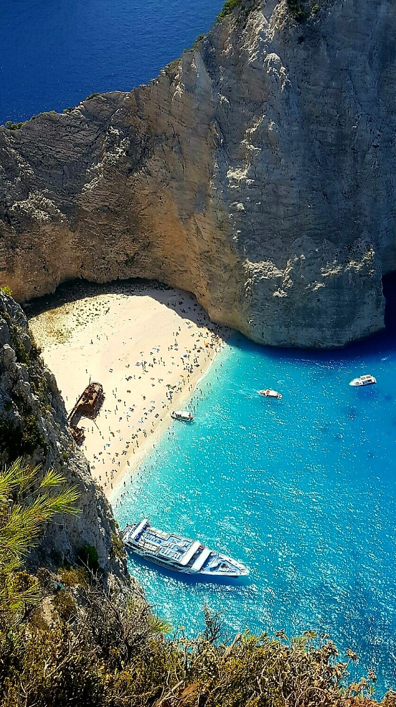 Лодка стоит на пляже рядом с водой (3d, греция, навагио, navagio)