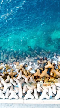 Paysage côtier avec des barrières en béton et des eaux turquoise