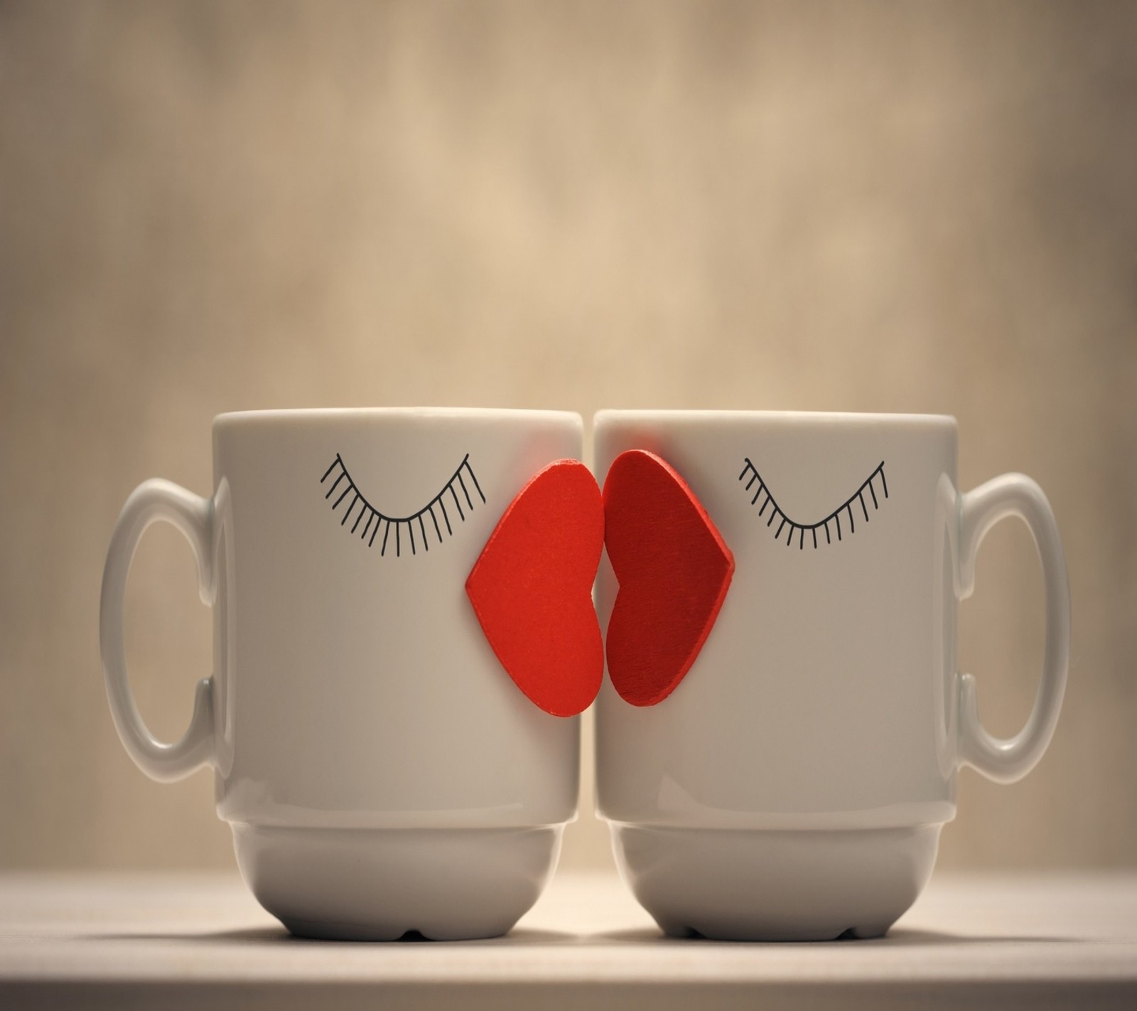 Dos tazas de café con un par de labios pintados en ellas (pareja, beso, amor, taza)