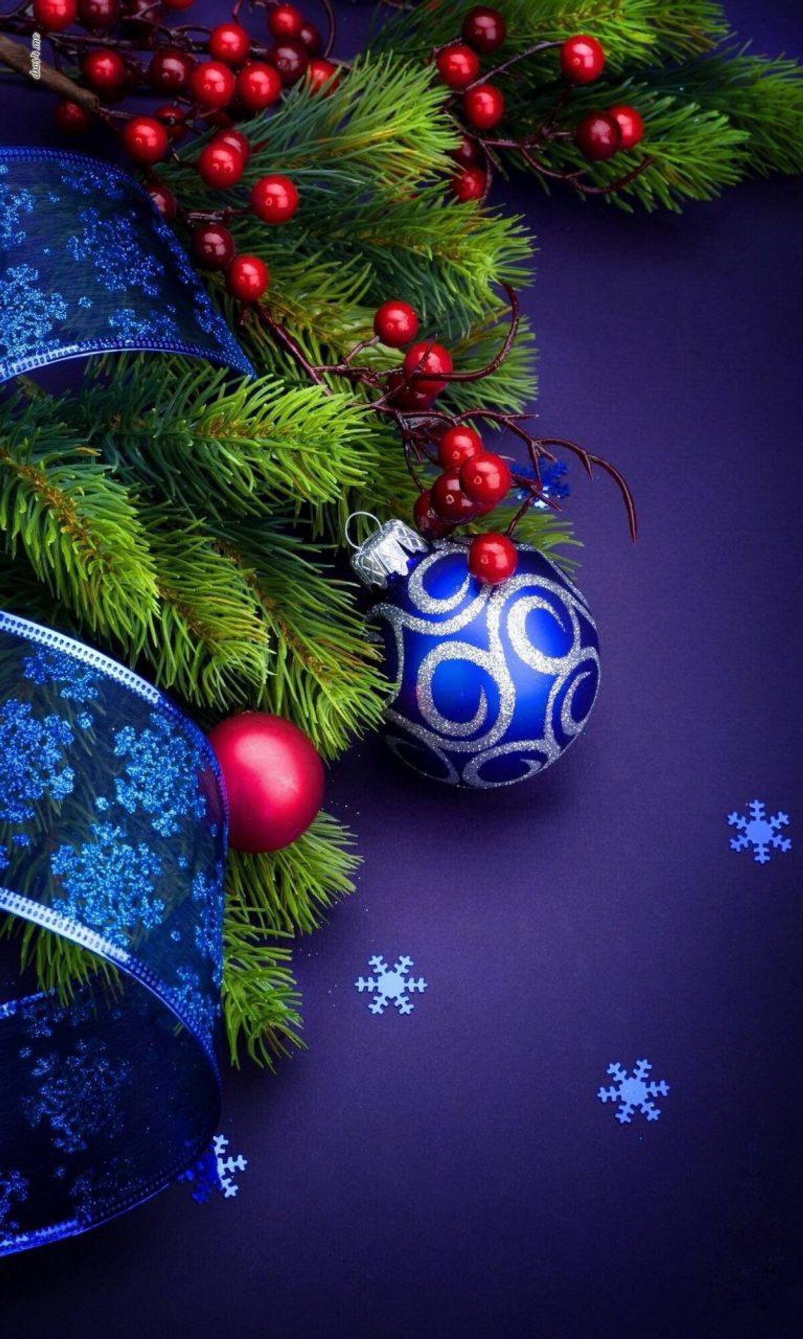 Decorações de natal em um fundo azul com uma fita e um laço (fundo, bonito, fundo bonito, legal, hd)