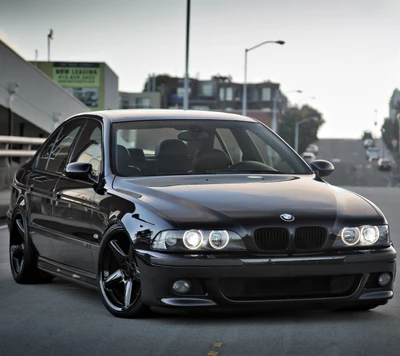 Elegante BMW M5 negro: una combinación perfecta de rendimiento y estilo