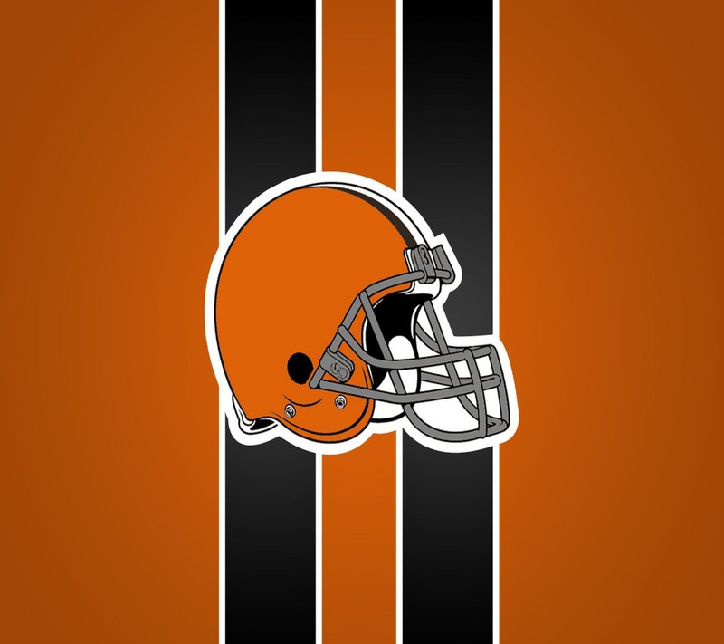 Близкий план футбольного шлема на полосатом фоне (cleveland browns, nfl)