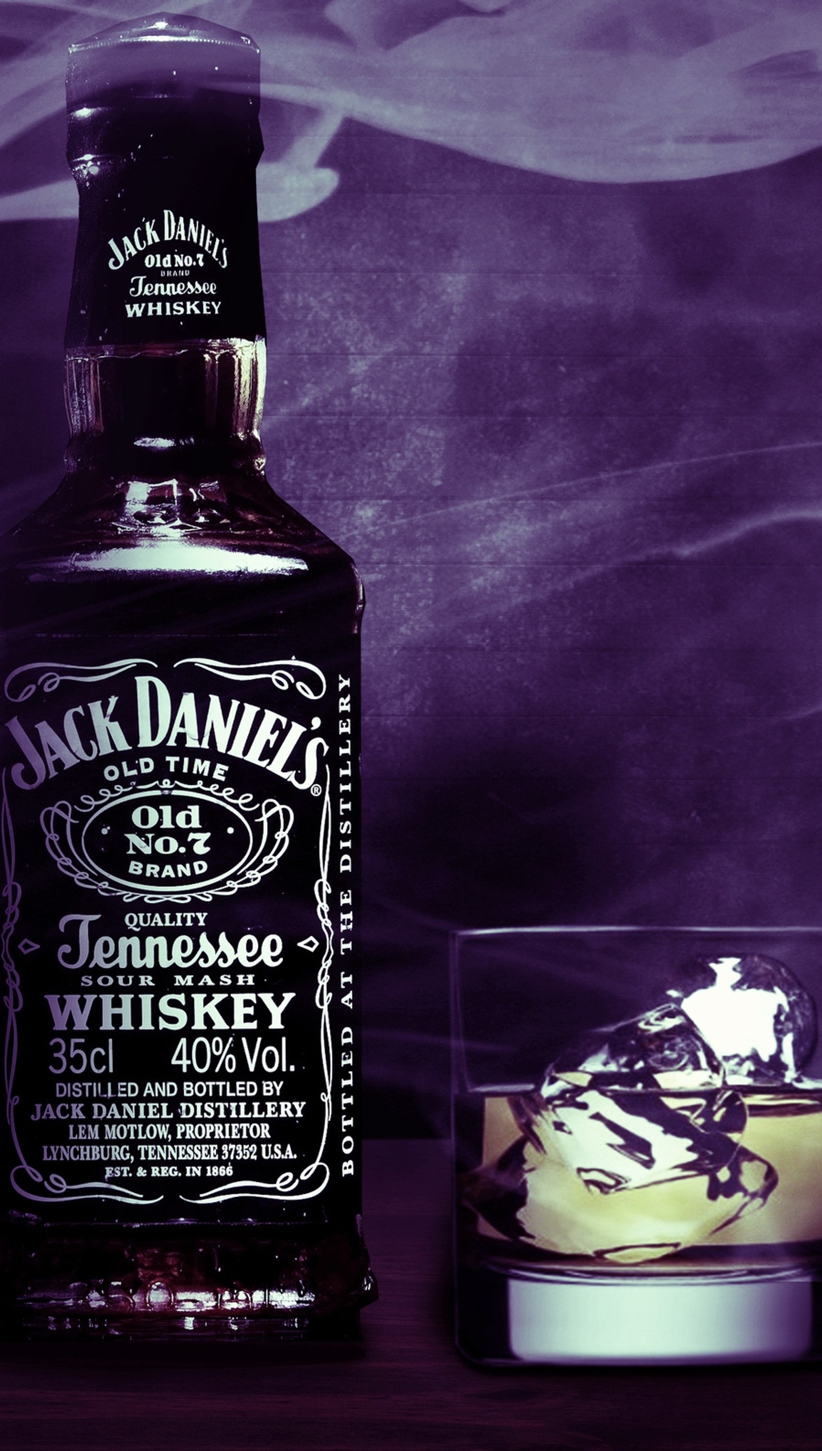 Eine flasche jack daniels whiskey neben einem glas eiscreme (jack daniels, violett)