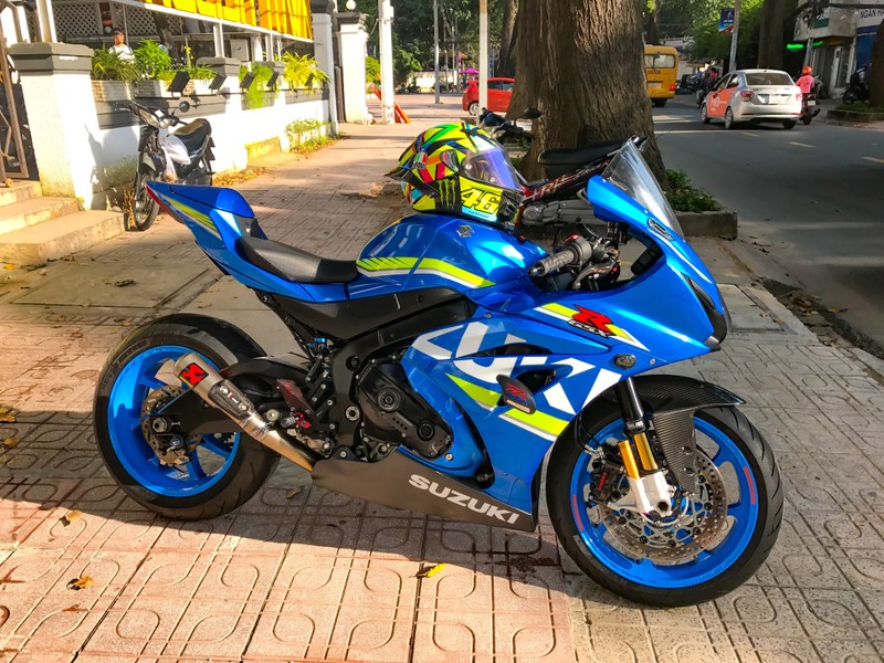 Арабский синий мотоцикл, припаркованный у дороги (сузуки, suzuki, gsxr, gsxr1000, гиксер)