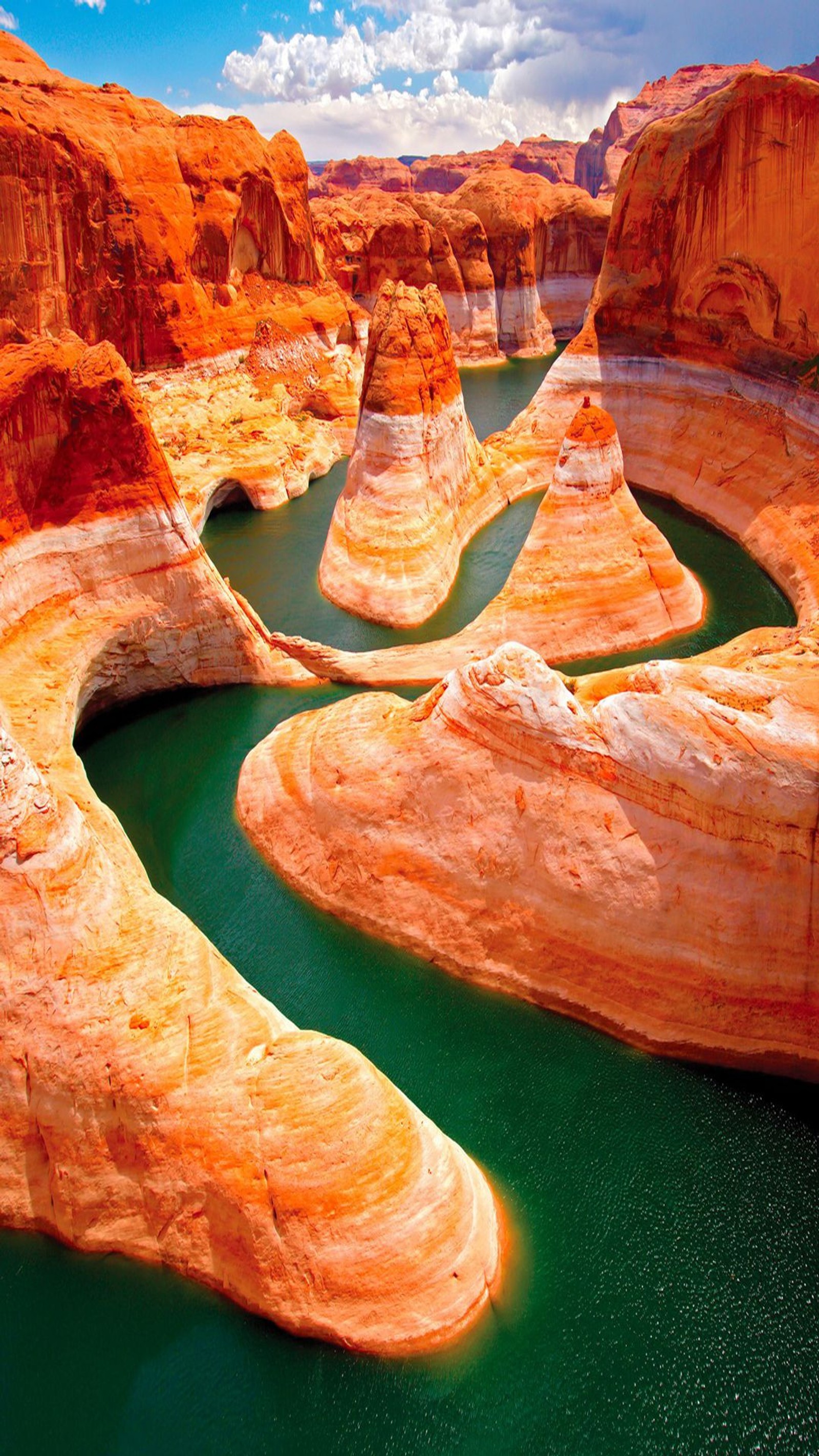 Canyons arabes de roche rouge et orange avec un plan d'eau (cool rocks, paysage)