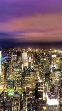 Luces de la ciudad vibrantes iluminando el cielo nocturno