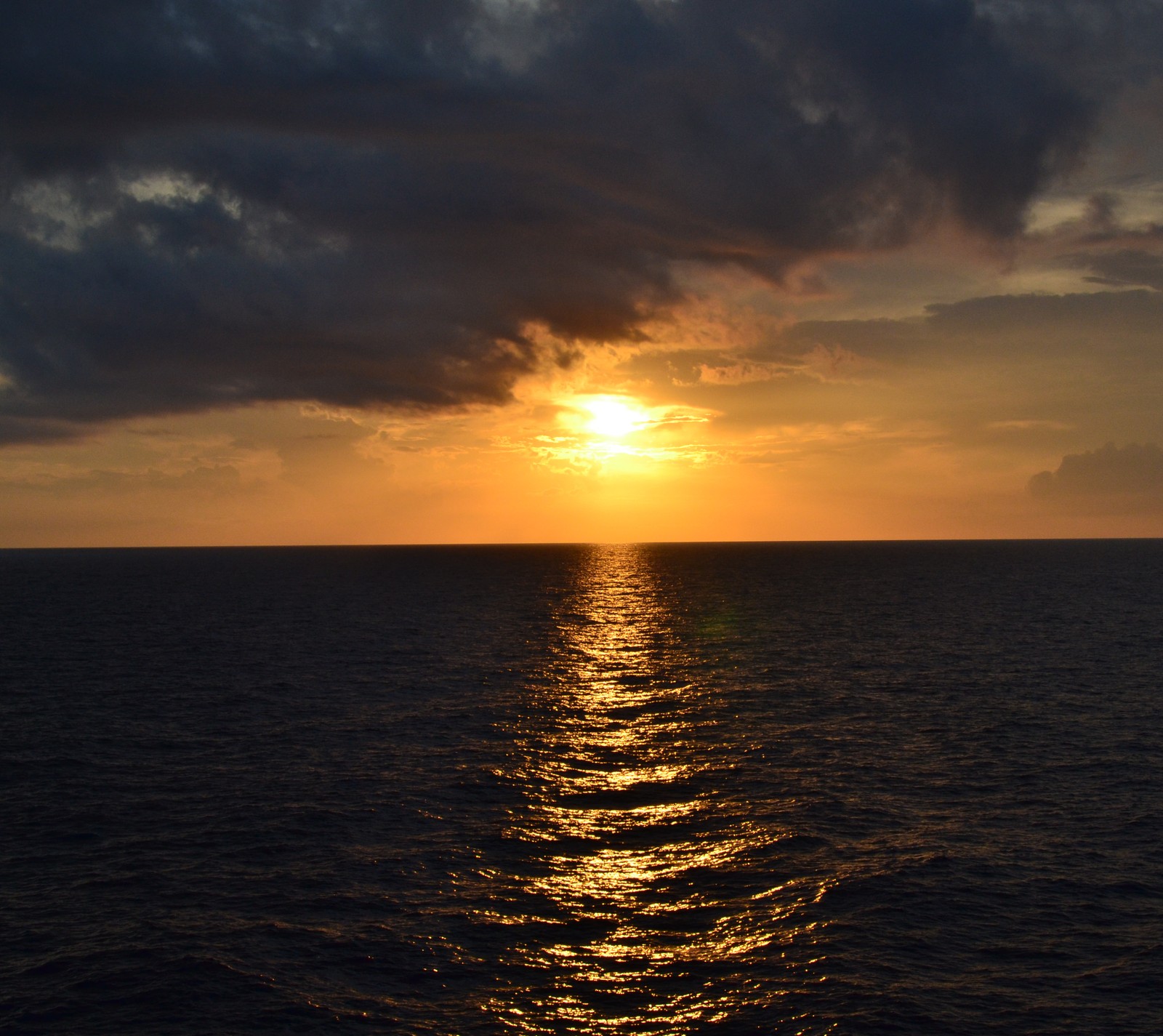 Künstlerische ansicht eines sonnenuntergangs über dem ozean mit einem boot in der ferne (klasse, hd, ozean)