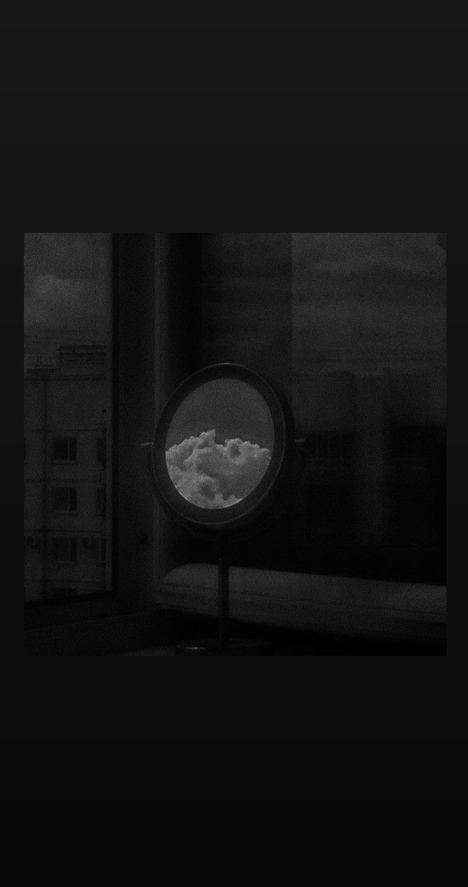 Photo en noir et blanc d'un miroir avec un nuage dedans (esthétique, noir, blanc, espejo, nuages)