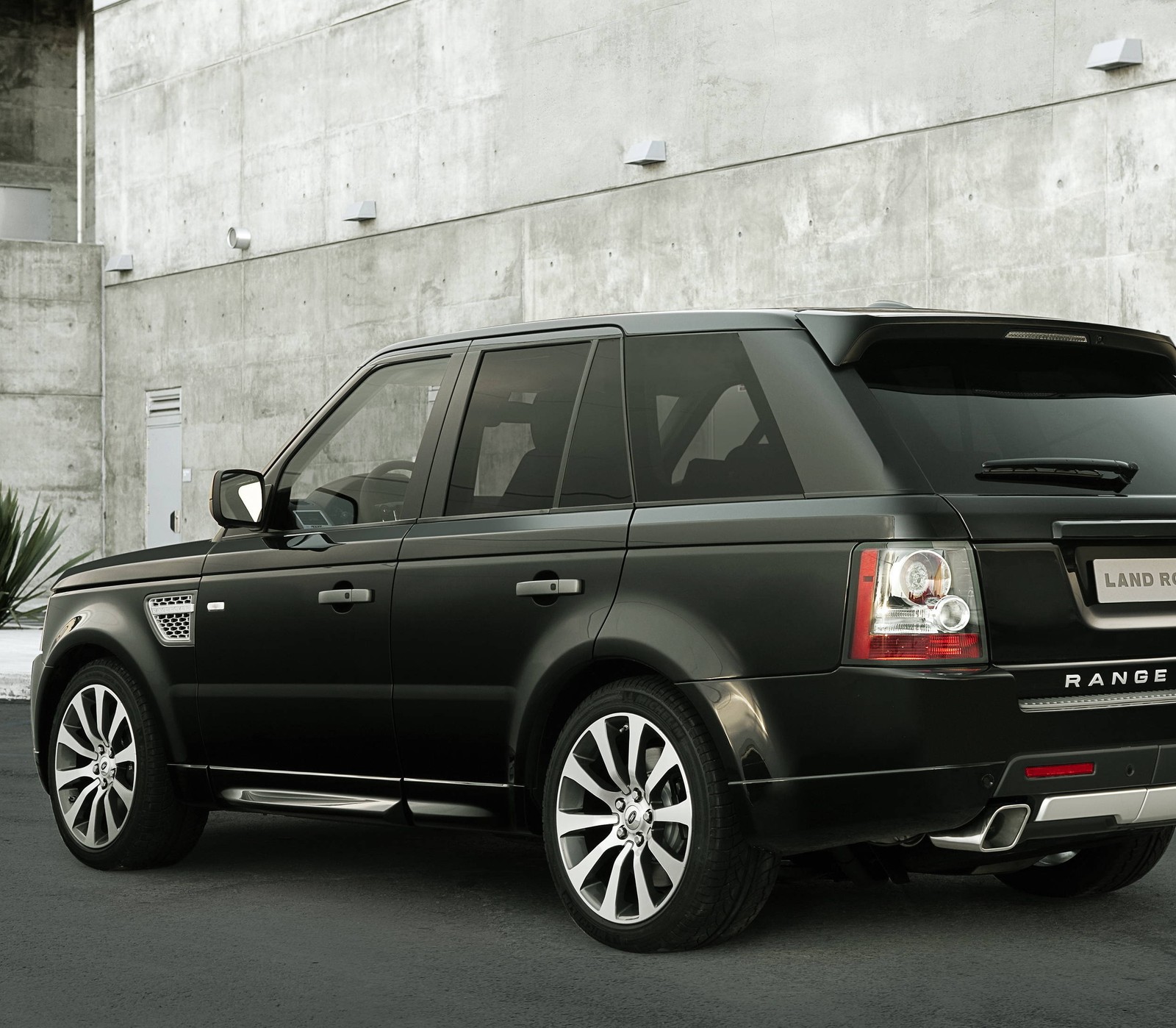 Arafed black range rover parked in front of a building (4wd, back, black, land rover, range rover)