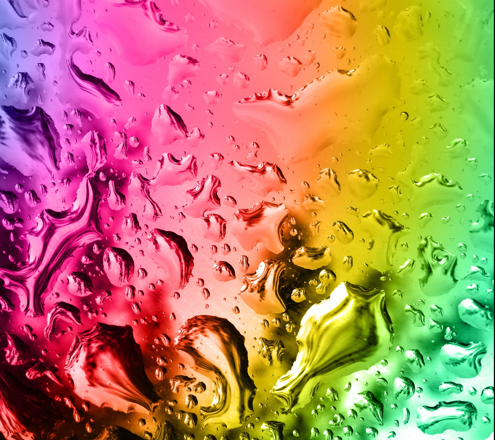 Primer plano de un vaso de vidrio de colores del arco iris con gotas de agua (color, gota, rojo, agua, amarillo)